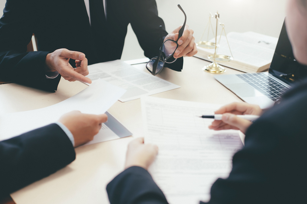 Hire the Best Contract Attorneys: 5 Questions to Ask Appearance Counsel Vendors